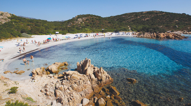 חוף ים בסרדיניה (צילום: רויטרס)