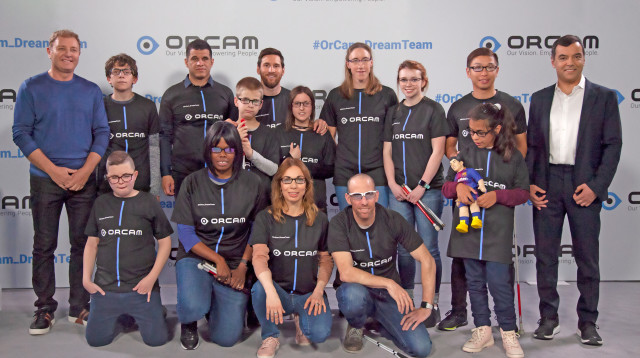 ליאו מסי וה-OrCam Dream Team (צילום: באדיבות אורקם)