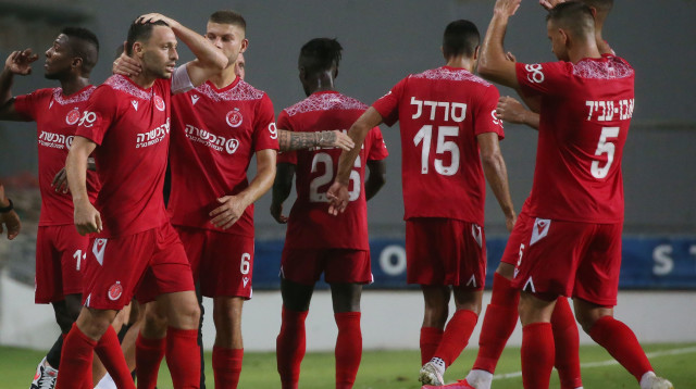 שחקני הפועל תל אביב חוגגים (צילום: אודי ציטיאט)