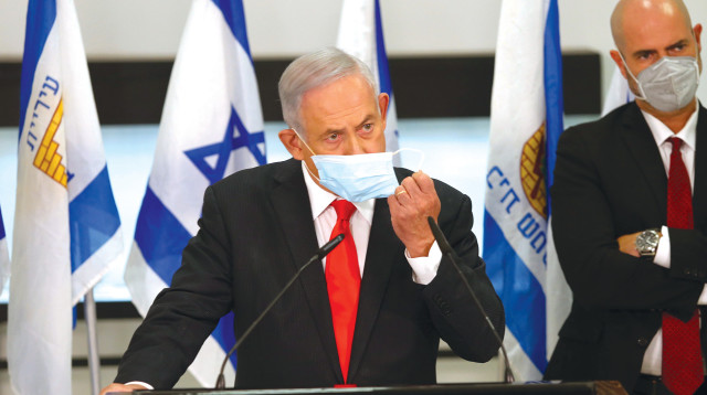 נתניהו ואמיר אוחנה (צילום: ALEX KOLOMOISKY/POOL)