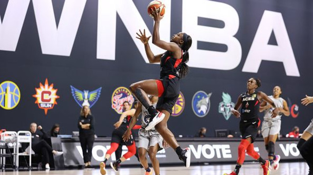 ג’קי יאנג (צילום: Stephen Gosling/NBAE via Getty Images)