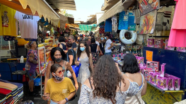 קורונה - אנשים עם מסכה בשוק הכרמל בתל אביב (למצולמים אין קשר לנאמר בכתבה) (צילום: אבשלום ששוני)