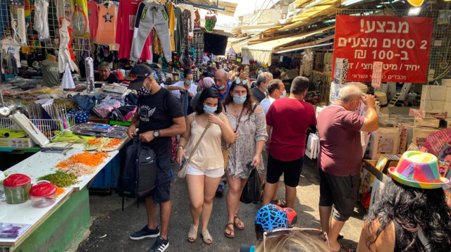 קורונה - אנשים עם מסכה בשוק הכרמל בתל אביב (למצולמים אין קשר לנאמר בכתבה) (צילום: אבשלום ששוני)