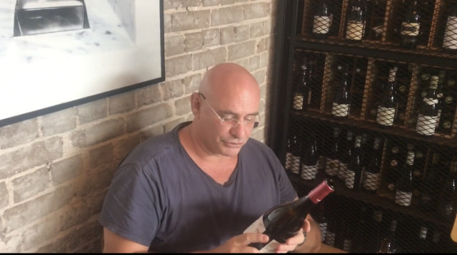 ניר קיפניס טועם  (צילום: סנהדרינק)