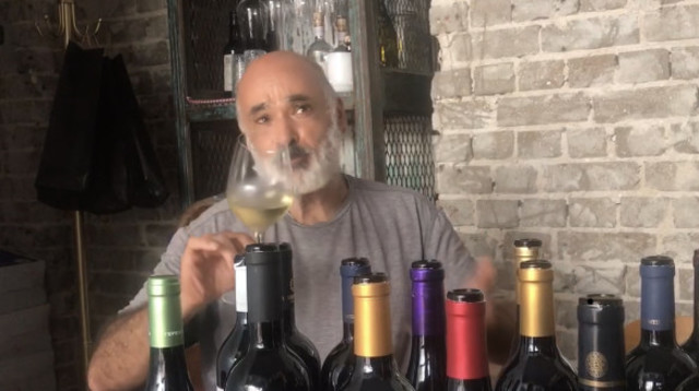 יוסי בוזנח טועם  (צילום: סנהדרינק)