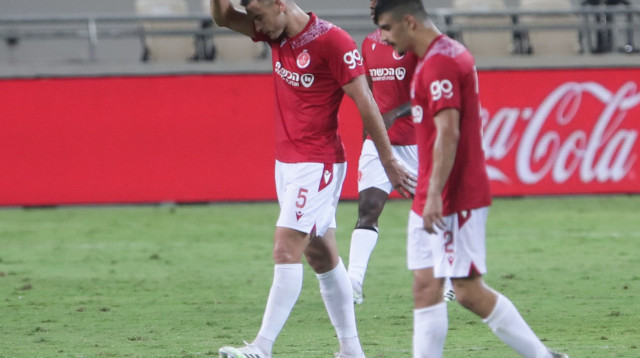 שחקני הפועל תל אביב מאוכזבים (צילום: דני מרון)