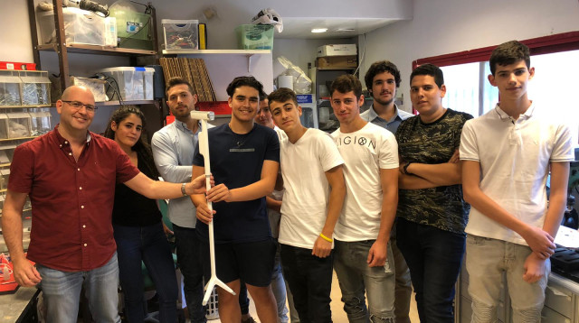 בני הנוער מצפת עם מקל ההליכה שפיתחו  (צילום: עמותת יוניסטרים)