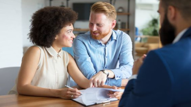 חתימת הסכם מכר דירה (צילום: Shutterstock)