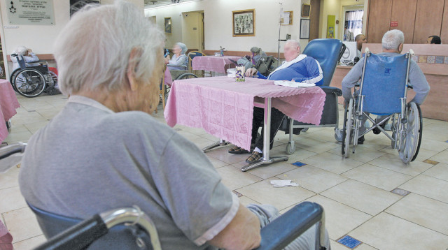 קשישים בבית אבות (צילום: אנה קפלן, פלאש 90)