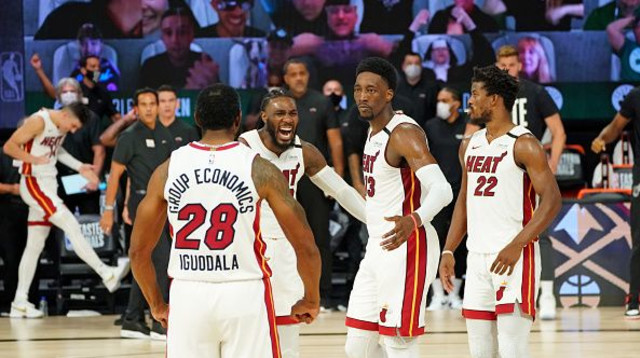 באם אדבאיו ושחקני מיאמי היט (צילום: Jesse D. Garrabrant/NBAE via Getty Images)