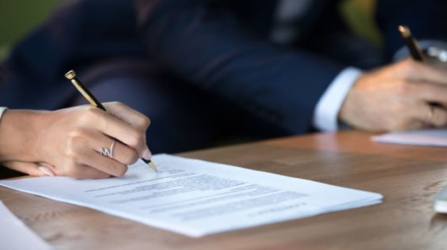 חתימה על הסכם ממון (צילום: Shutterstock)