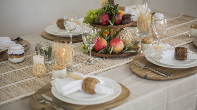 שולחן חג לשבועות (צילום: הדס פרוש, פלאש 90)