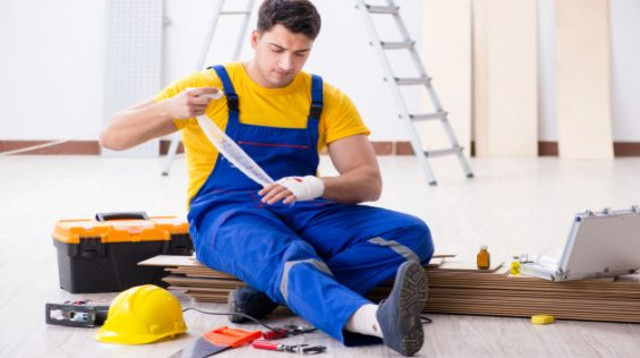 עובד פצוע (צילום: שאטרסטוק)