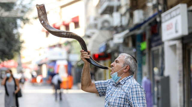 תקיעה בשופר בימי הקורונה (צילום: מרק ישראל סלם)