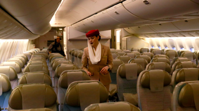 דיילת של חברת התעופה "אמירטס" (צילום: רויטרס)