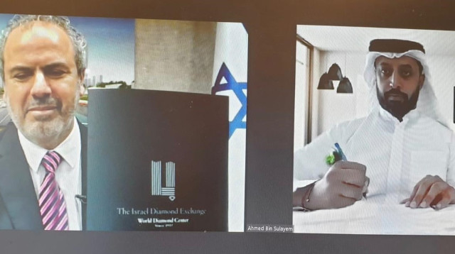 יורם דבש (משמאל) ואחמד בן סולייאם חתומים על ההסכם (צילום: אסף לוי)