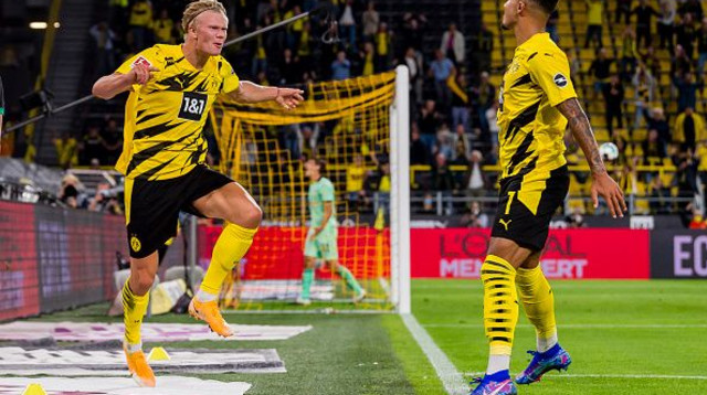 ארלינג הולאנד חוגג עם ג’יידון סאנצ’ו (צילום: Alexandre Simoes/Borussia Dortmund/Getty Images)