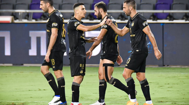 איתי שכטר חוגג עם שחקני מכבי תל אביב (צילום: אריאל שלום)