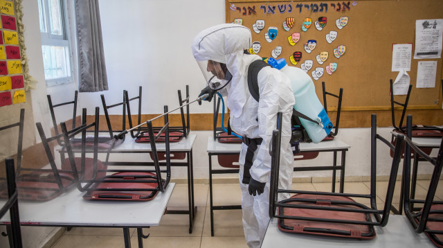 קורונה - חיטוי בית ספר, ארכיון (למצולם אין קשר לנאמר בכתבה) (צילום: יונתן זינדל, פלאש 90)