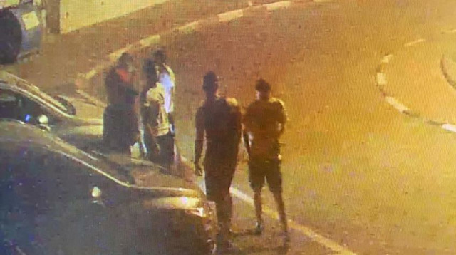 הנערים שנתפסו נוהגים בפראות וללא רישיון נהיגה בכרמיאל (צילום: מצלמות האבטחה של עיריית כרמיאל)