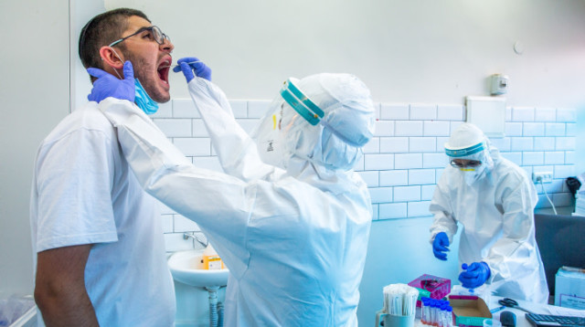 בדיקת קורונה בדיקה מסיכה  (צילום: יוסי אלוני, פלאש 90)