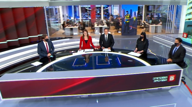 כתבים ומרואיינים עם מסכות באולפן חדשות 13 (צילום: צילום מסך)