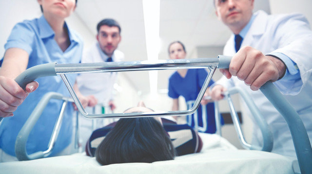 רופאים בבית חולים, אילוסטרציה (צילום: אינג'אימג')