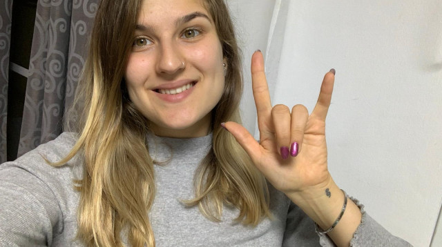 מישל רוז, רכזת בעמותת "מעגלי שמע", המתמודדת עם חרשות, מסמנת I LOVE YOU בשפת הסימנים (צילום: יח"צ)