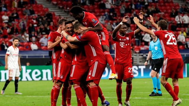 שחקני באיירן מינכן חוגגים (צילום: BERNADETT SZABO / POOL / AFP)