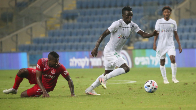 קיזיטו פורץ על חשבון ארמנדו קופר (צילום: אודי ציטיאט)