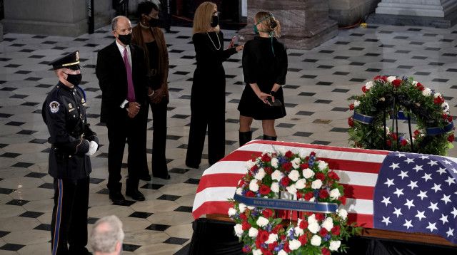 ארונה של רות ביידר גינזבורג מוצב בגבעת הקפיטול (צילום: Greg Nash/Pool via REUTERS)