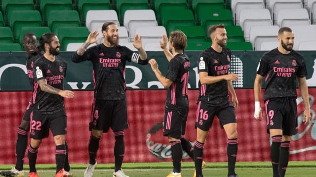 שחקני ריאל מדריד חוגגים עם סרחיו ראמוס (צילום: JORGE GUERRERO/AFP via Getty Images)