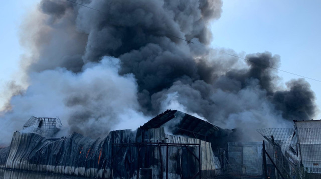 השריפה שפרצה במפעל בעכו (צילום: דוברות כבאות והצלה מחוז חוף)