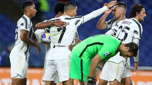 כריסטיאנו רונאלדו חוגג עם חבריו. כבש צמד (צילום: Matteo Ciambelli/DeFodi Images via Getty Images)