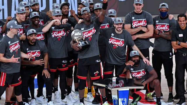 שחקני מיאמי היט חוגגים את אליפות המזרח (צילום: Fernando Medina/NBAE via Getty Images)