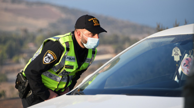 קורונה - מחסומים לאכיפת הסגר הכללי (למקום ולמצולמים אין קשר לנאמר בכתבה) (צילום: דוברות המשטרה)