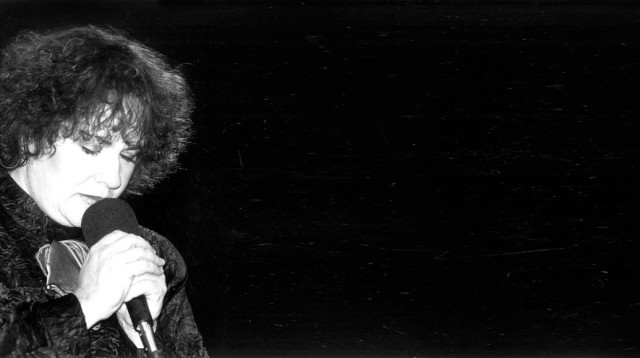 אורה זיטנר בהופעה בצוותא, 1989 (צילום: יוסי אלוני)