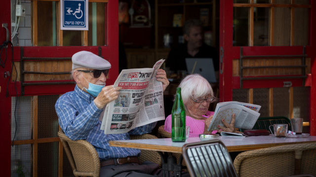 קשישים בזמן קורונה (צילום: מרים אלסטר, פלאש 90)