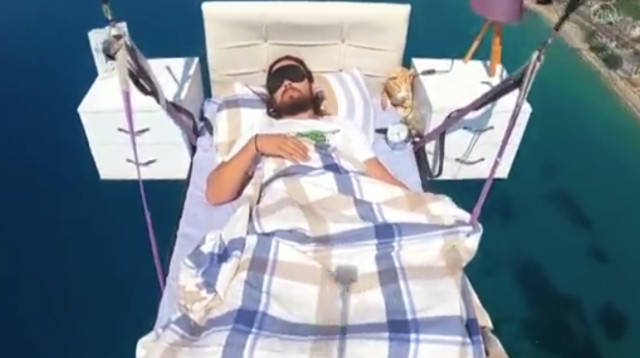 פעלול המיטה בשמיים (צילום: צילום מסך: רויטרס)