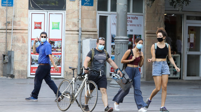 אנשים צועדים ברחוב בימי קורונה (צילום: מארק ישראל סלם)