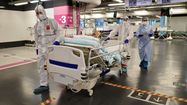 העברת חולים למחלקת הקורונה התת קרקעית בביה"ח רמב"ם (צילום: אביב מיוחס)