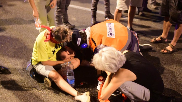 אחת המפגינות שנזקקה לטיפול רפואי בהפגנה בת"א (צילום: אבשלום ששוני)