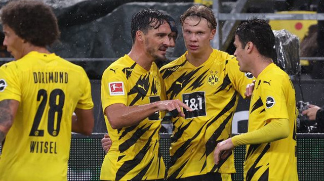 ארלינג הולאנד חוגג עם חבריו (צילום: Lars Baron/Getty Images)