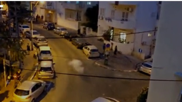 חזיז נזרק לעבר מפגינים בשכונת הדר שבחיפה (צילום: תום בר גל)