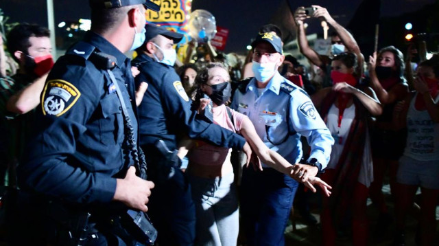 מעצר מפגינה בתל אביב הפגנה מחאה שוטרים אכיפה אוכפים מעצר נעצרה (צילום: אבשלום ששוני)