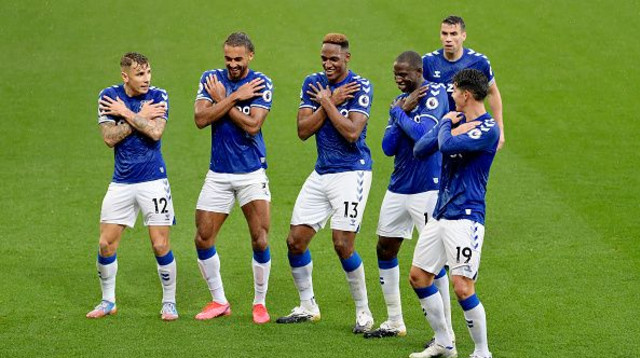 שחקני אברטון חוגגים (צילום: Tony McArdle/Everton FC via Getty Images)
