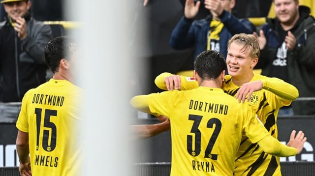 ארלינג הולאנד חוגג עם ג’ובאני ריינה שבישל שלוש פעמים (צילום: INA FASSBENDER/AFP via Getty Images)