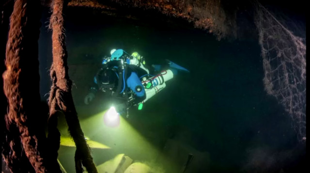 הצוללן מתחת למים (צילום: צילום מסך: רויטרס)