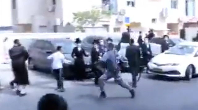 שוטר משליך דלי על ילד בביתר עילית (צילום: רשתות חברתיות)