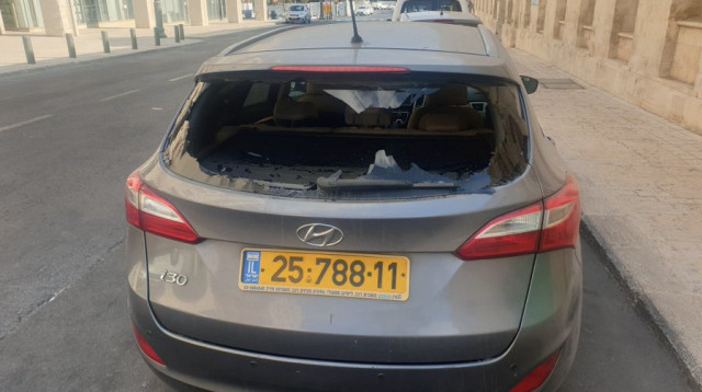 שמשת הרכב של כתב חדשות 13 יוסי אלי נופצה (צילום: חדשות 13)